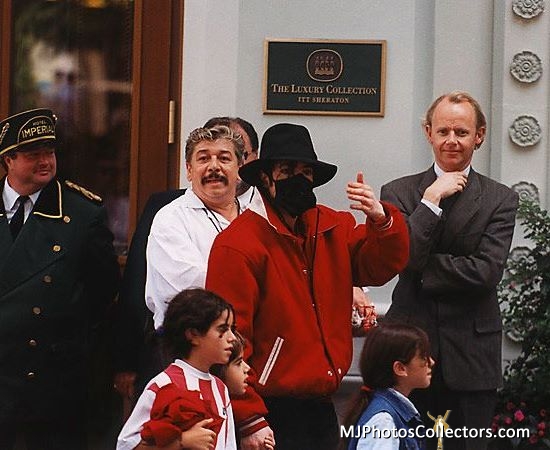 MICHAEL-JACKSON_vor_Hotel_Imperial_250.jpg