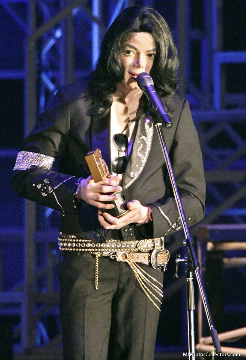 Michael Jackson Photos Collectors, Michael Jackson accepts the LEGEND